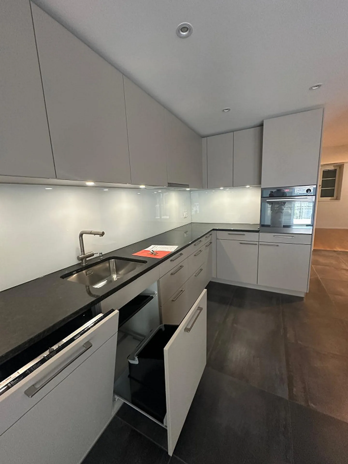Looking for a new tenant – modern 3.5-room apartment with balcony in Netstal - Photo 1 of 9