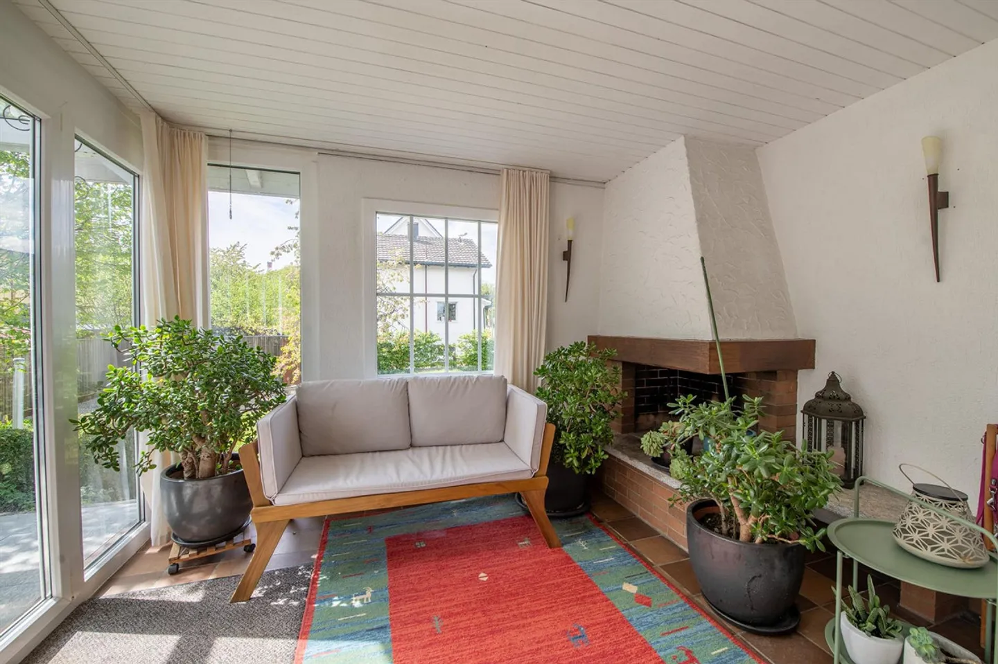 Spacious Family Home with Garden - Photo 10 of 13