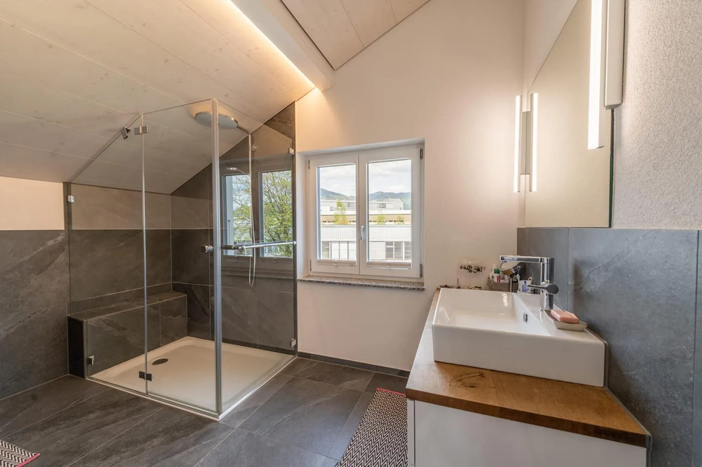 Spacious Family Home with Garden - Photo 6 of 13