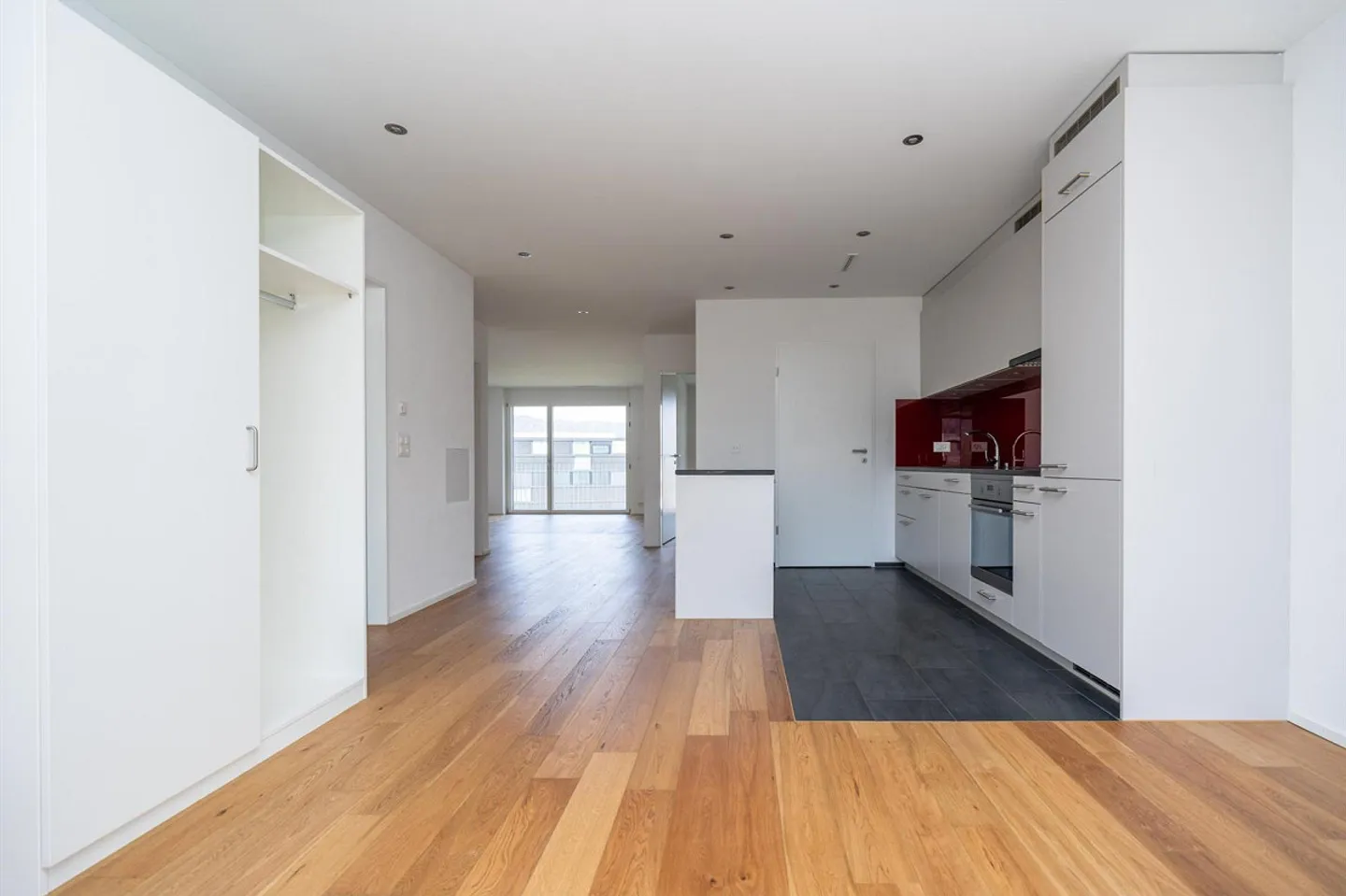 3.5 Room Apartment in Spreitenbach - Photo 3 of 8