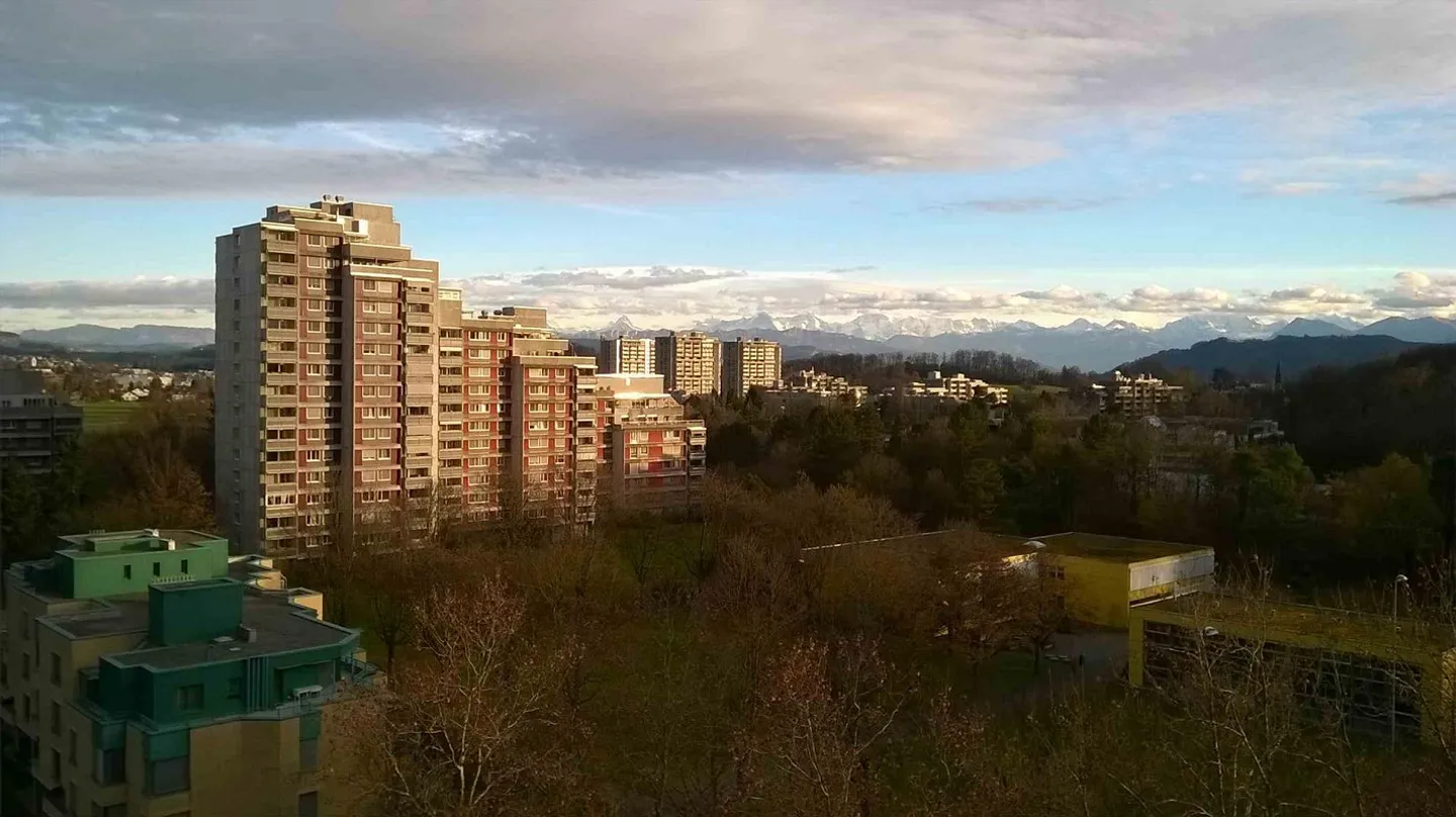 Appartement lumineux de 4,5 pièces avec balcon et belle vue - Photo 2 sur 12