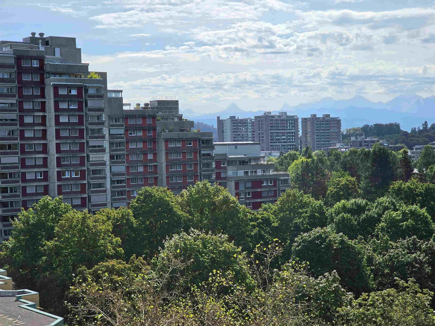 Appartement lumineux de 4,5 pièces avec balcon et belle vue - Photo 3 sur 12