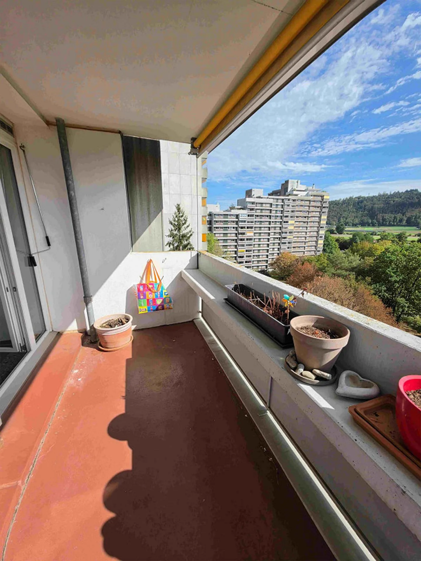 Appartement lumineux de 4,5 pièces avec balcon et belle vue - Photo 4 sur 12