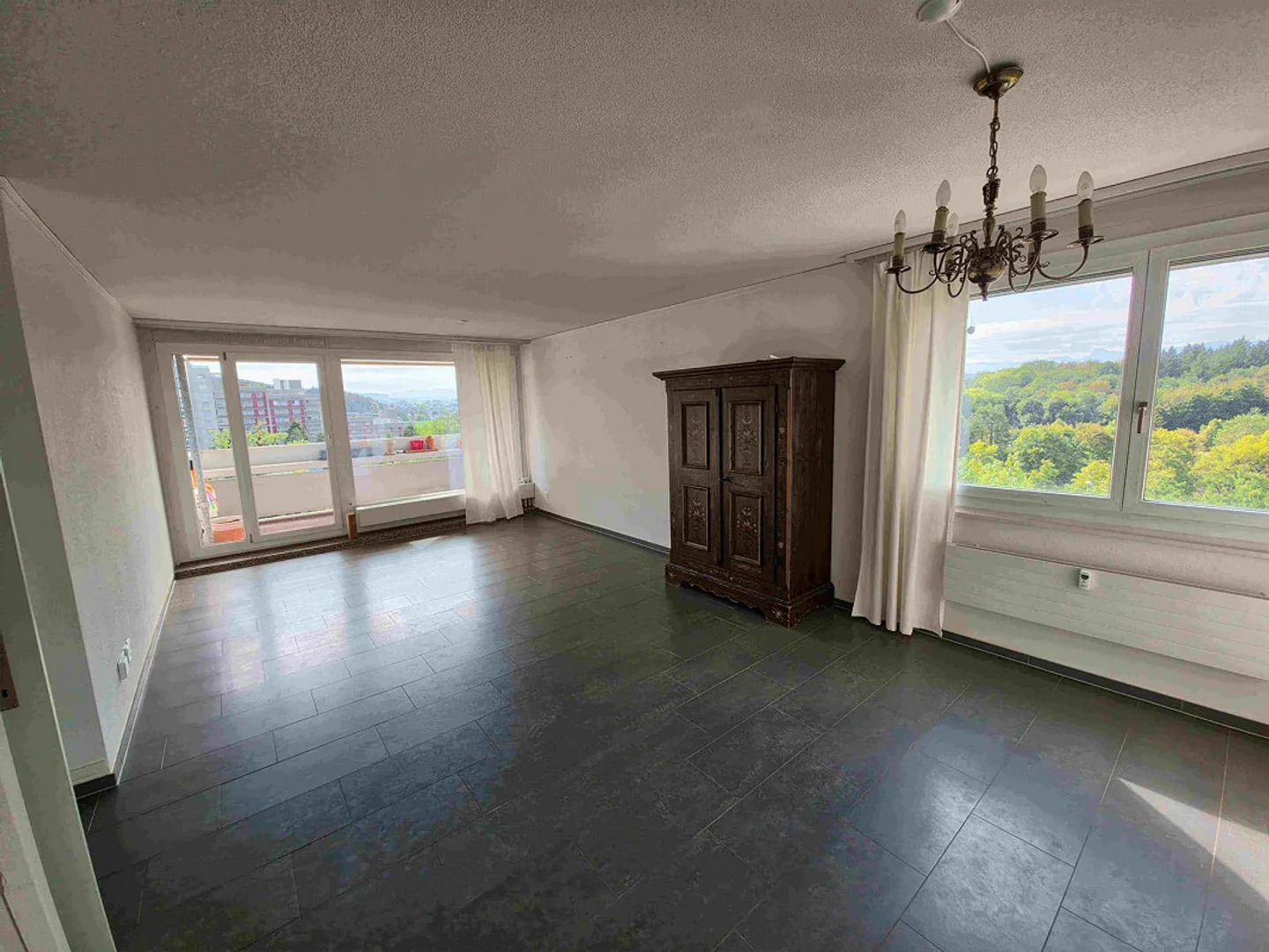 Appartement lumineux de 4,5 pièces avec balcon et belle vue - Photo 5 sur 12