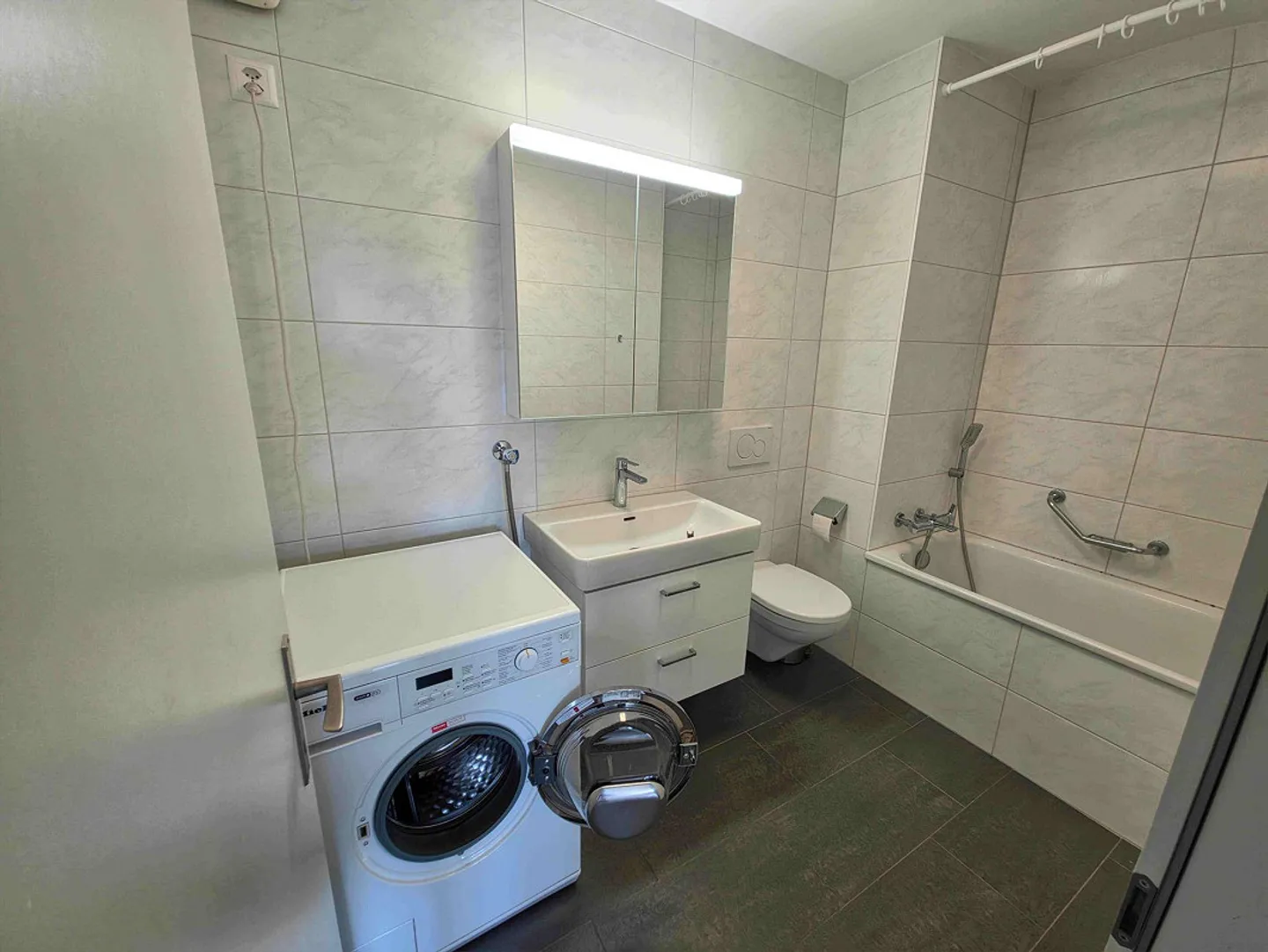 Appartement lumineux de 4,5 pièces avec balcon et belle vue - Photo 11 sur 12