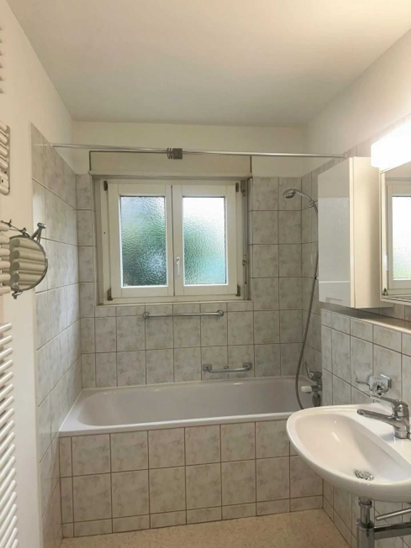 Appartamento di 4 stanze appena dipinto a Neuhausen am Rheinfall - Foto 4 di 9