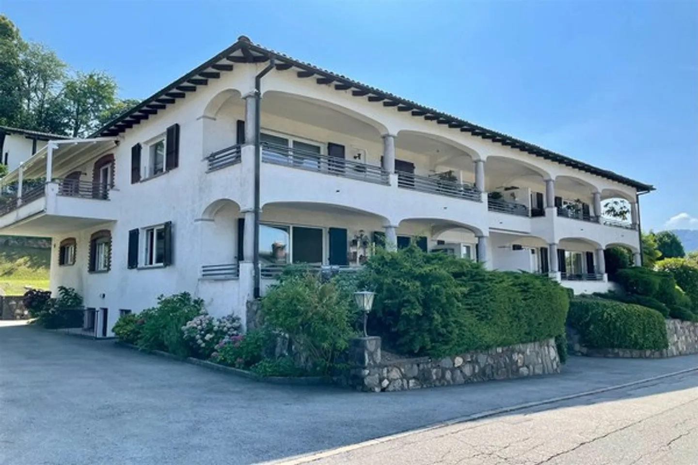 Vendiamo un appartamento di 4,5 stanze con piscina nel condominio - Foto 1 di 12