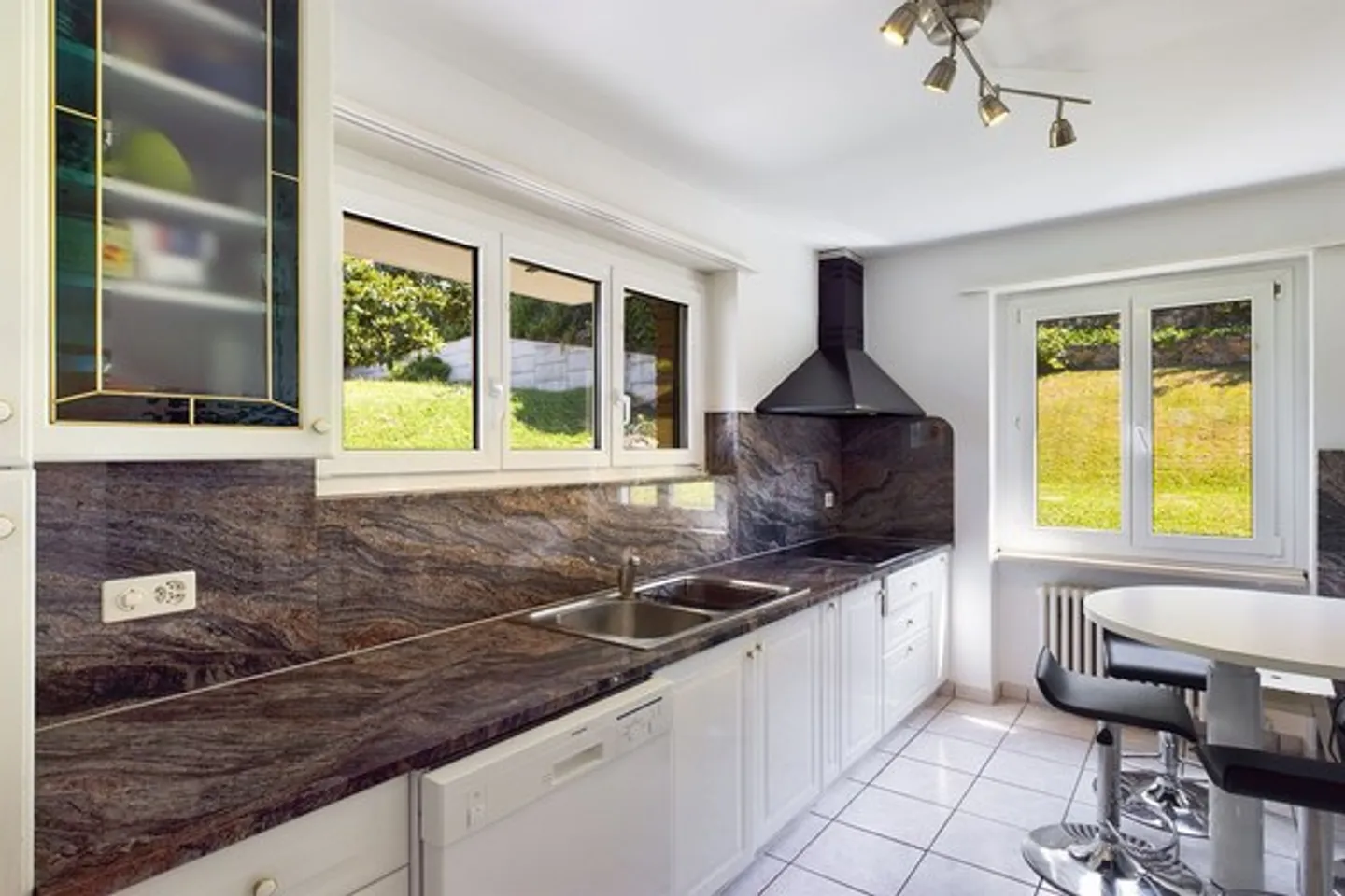 Vendiamo un appartamento di 4,5 stanze con piscina nel condominio - Foto 5 di 12