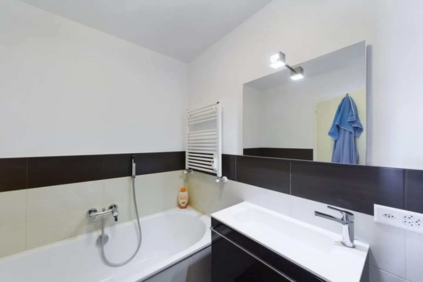 Vendiamo un appartamento di 4,5 stanze con piscina nel condominio - Foto 9 di 12