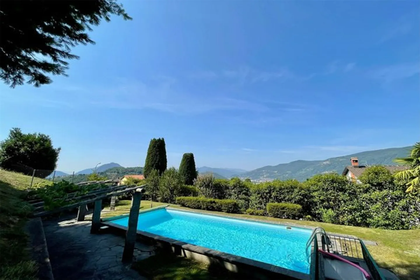 Vendiamo un appartamento di 4,5 stanze con piscina nel condominio - Foto 12 di 12