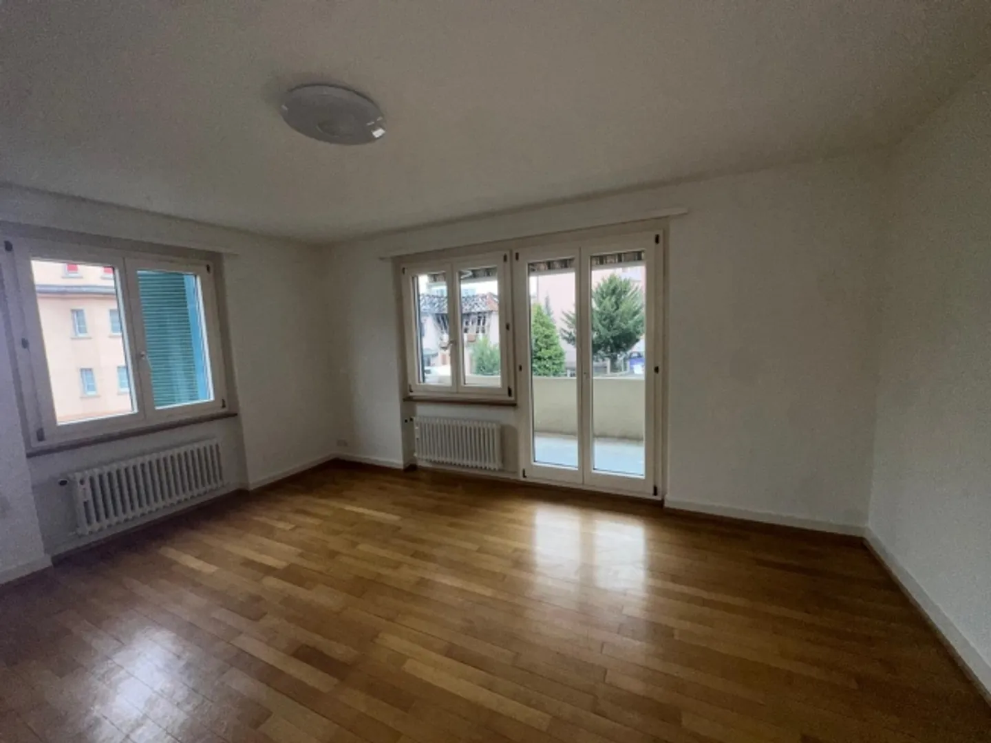 Appartamento di 4 stanze appena dipinto a Neuhausen am Rheinfall - Foto 5 di 9