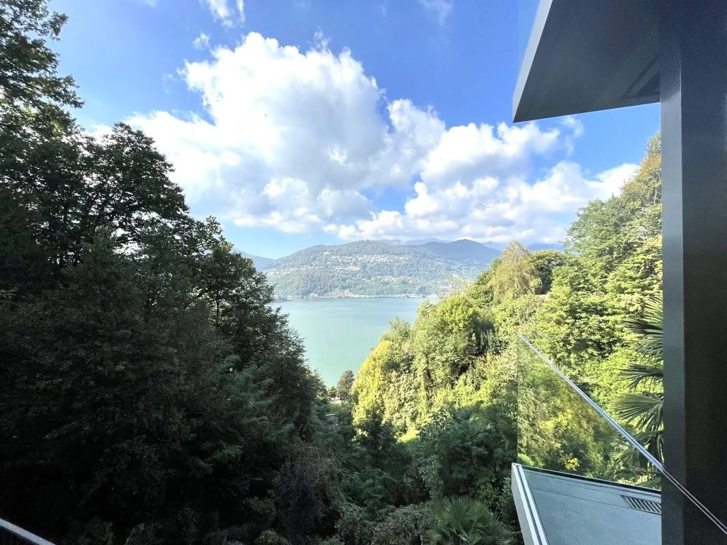 APPARTEMENT 3.5 PIÈCES AVEC SPLENDIDE VUE PANORAMIQUE - Photo 1 sur 13