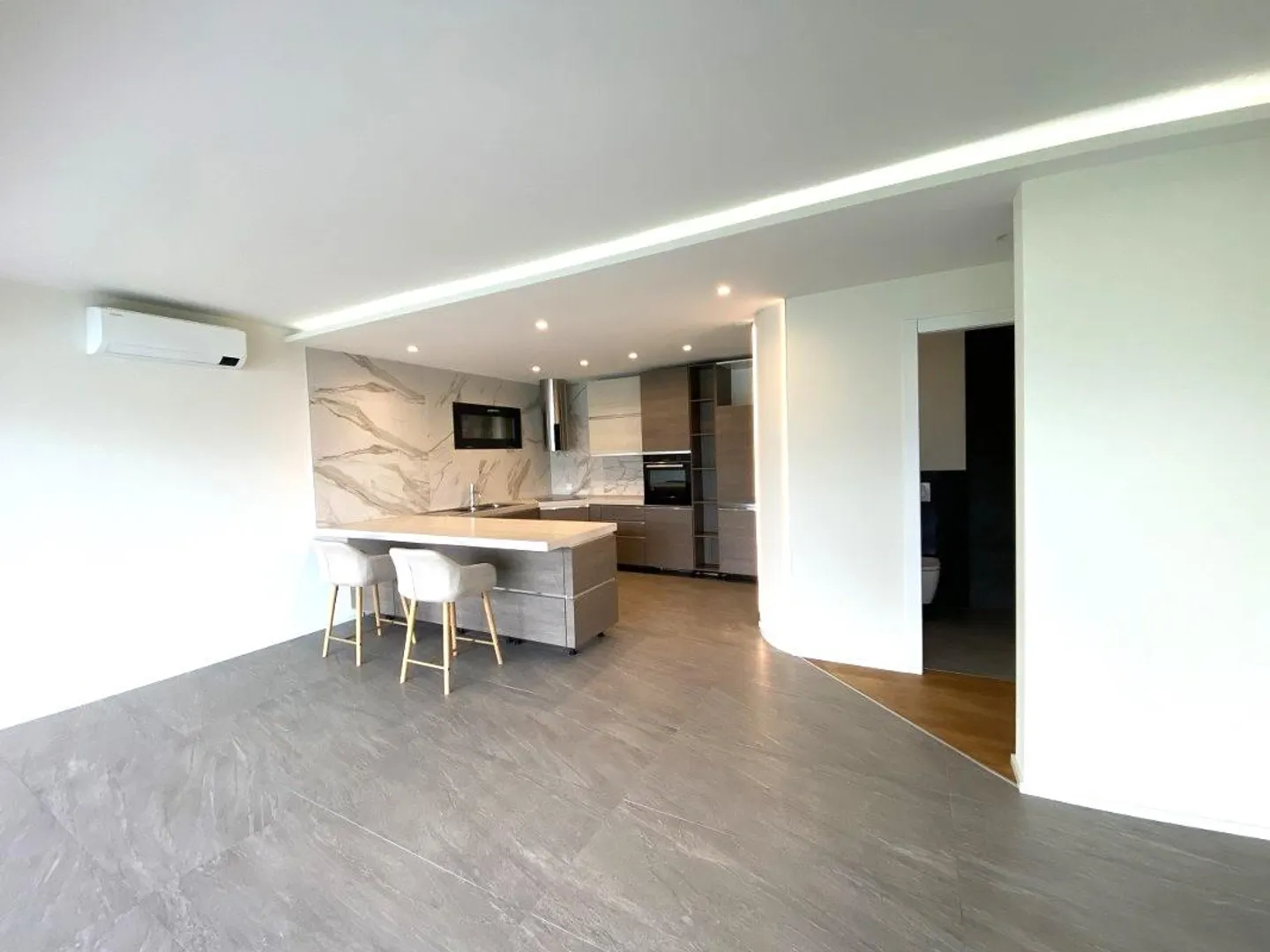APPARTEMENT 3.5 PIÈCES AVEC SPLENDIDE VUE PANORAMIQUE - Photo 2 sur 13
