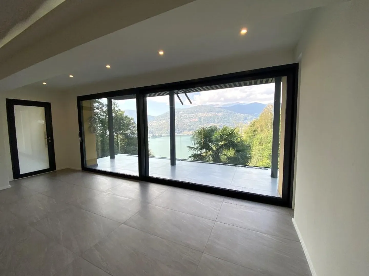 APPARTEMENT 3.5 PIÈCES AVEC SPLENDIDE VUE PANORAMIQUE - Photo 3 sur 13