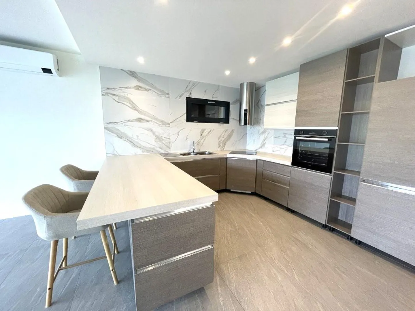 APPARTEMENT 3.5 PIÈCES AVEC SPLENDIDE VUE PANORAMIQUE - Photo 4 sur 13