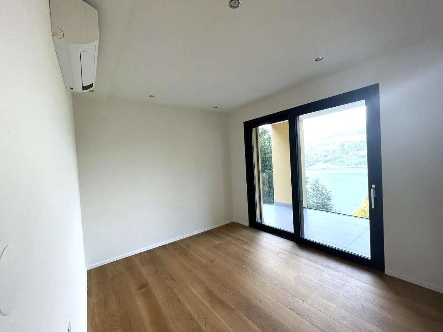 APPARTEMENT 3.5 PIÈCES AVEC SPLENDIDE VUE PANORAMIQUE - Photo 5 sur 13
