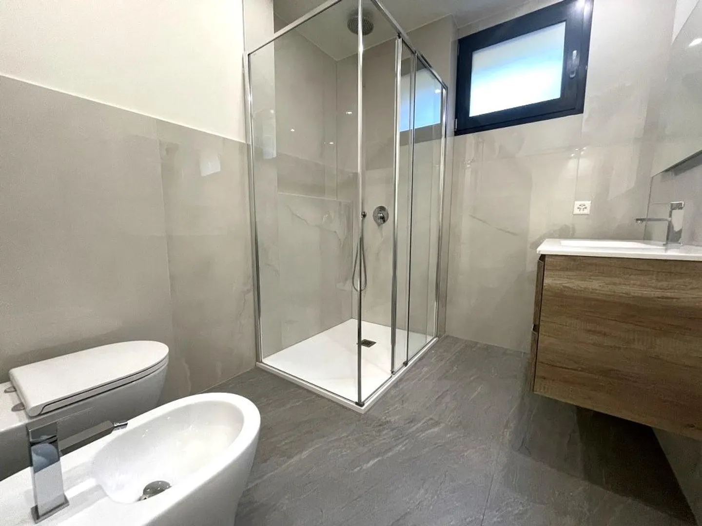 APPARTEMENT 3.5 PIÈCES AVEC SPLENDIDE VUE PANORAMIQUE - Photo 8 sur 13