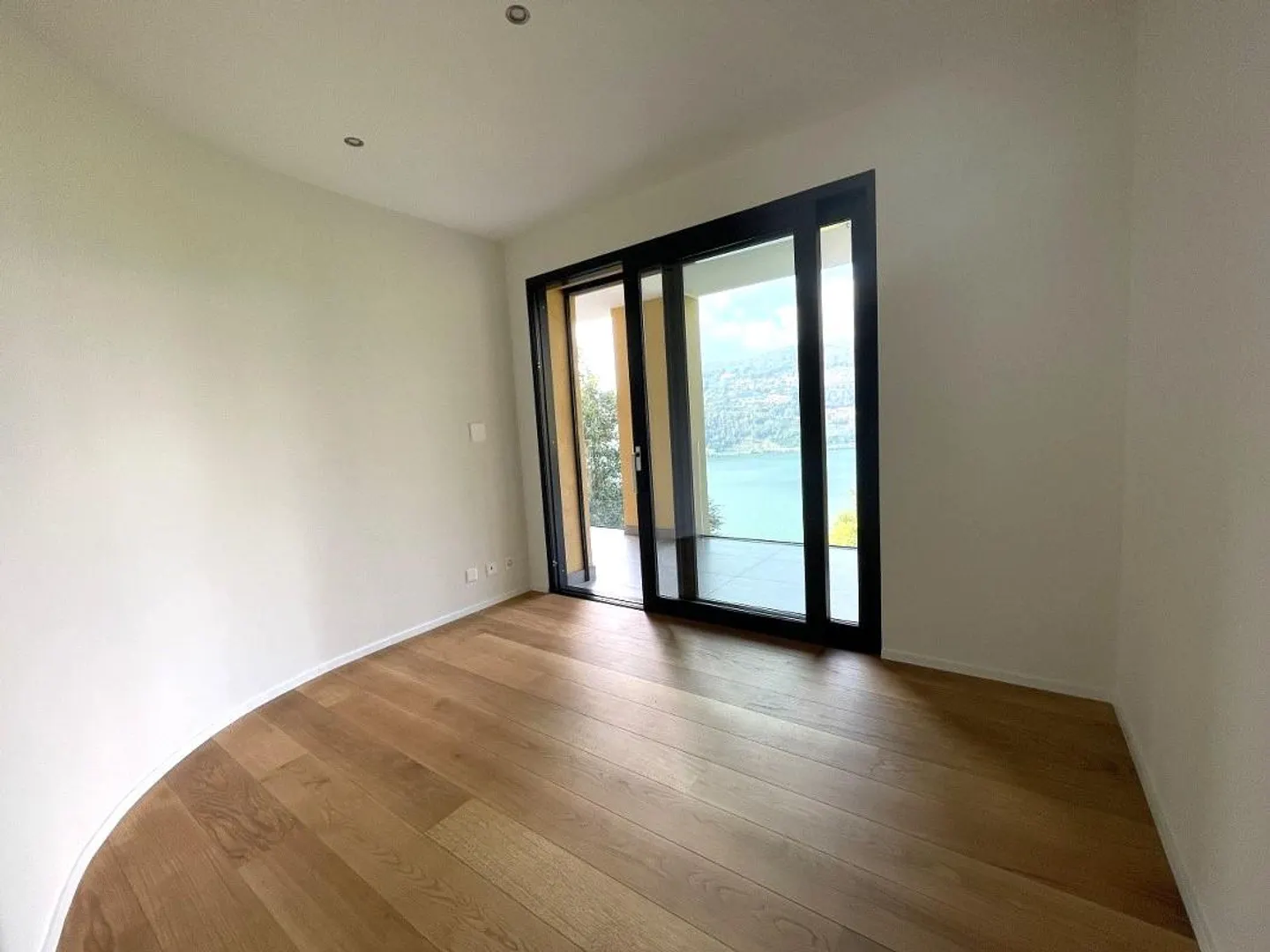APPARTEMENT 3.5 PIÈCES AVEC SPLENDIDE VUE PANORAMIQUE - Photo 7 sur 13