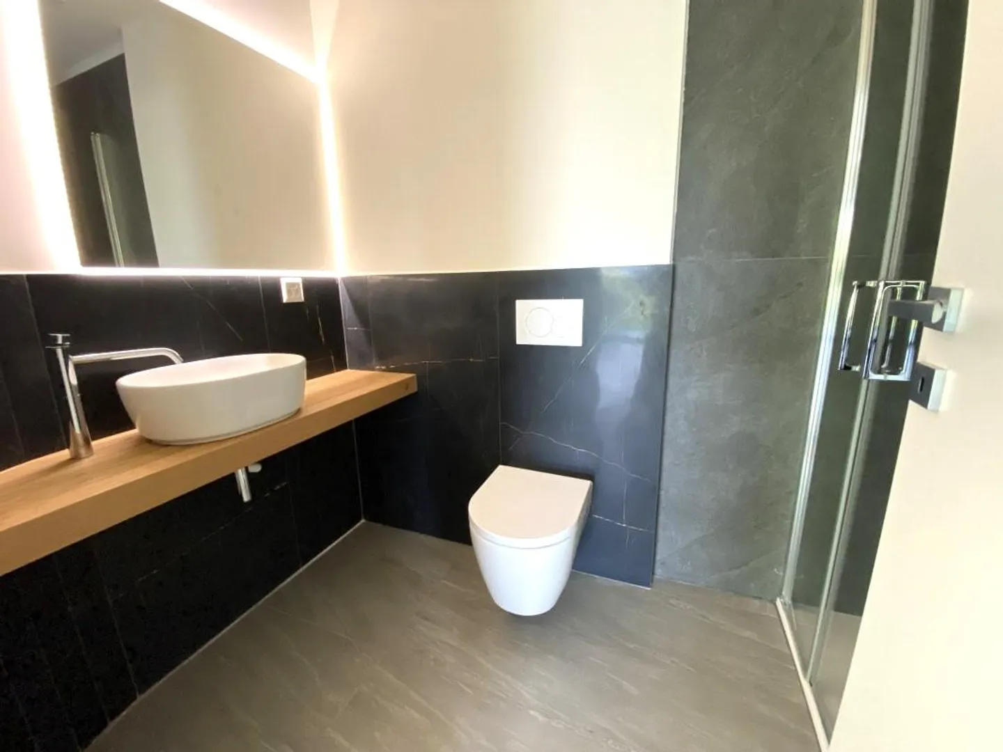 APPARTEMENT 3.5 PIÈCES AVEC SPLENDIDE VUE PANORAMIQUE - Photo 9 sur 13
