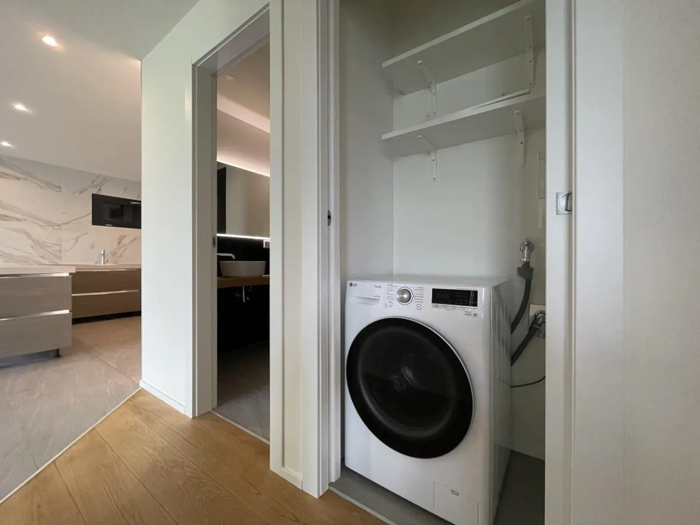 APPARTEMENT 3.5 PIÈCES AVEC SPLENDIDE VUE PANORAMIQUE - Photo 10 sur 13