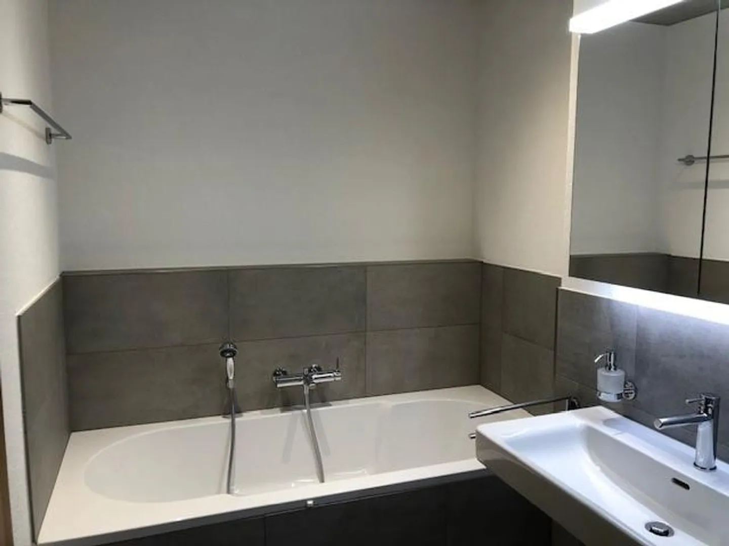 Moderne 4 1/2 Wohnung in MFH - Foto 7 von 8