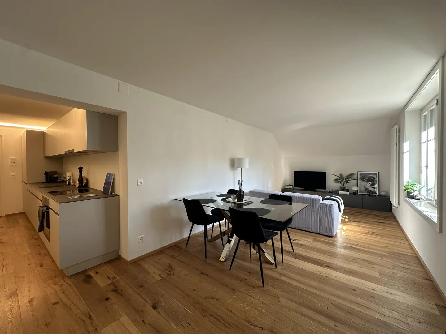 Appartement moderne de 2,5 pièces avec charme ancien - Photo 4 sur 13