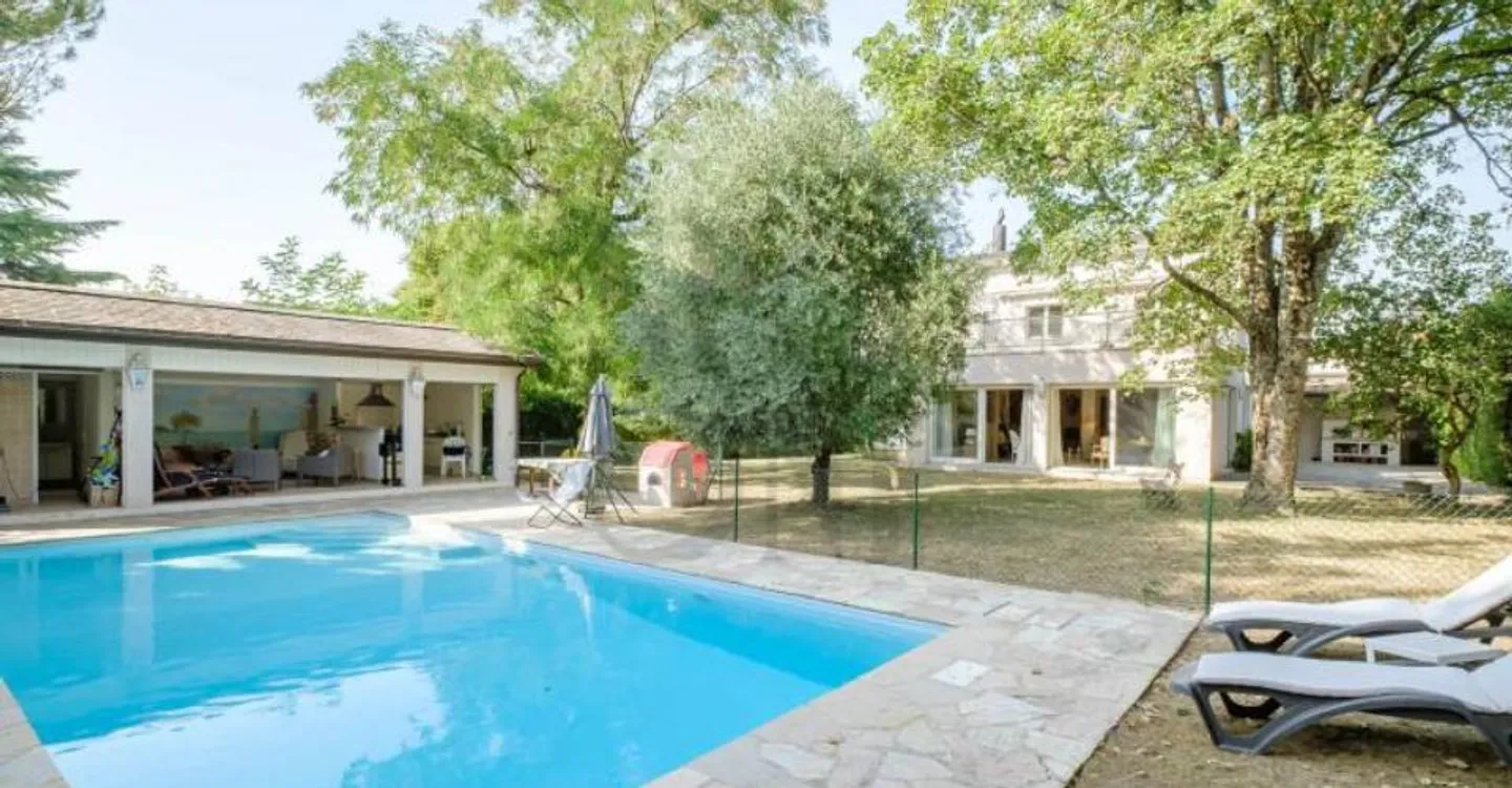 Elegante Familienvilla mit Schwimmbad und Poolhaus - Foto 1 von 6
