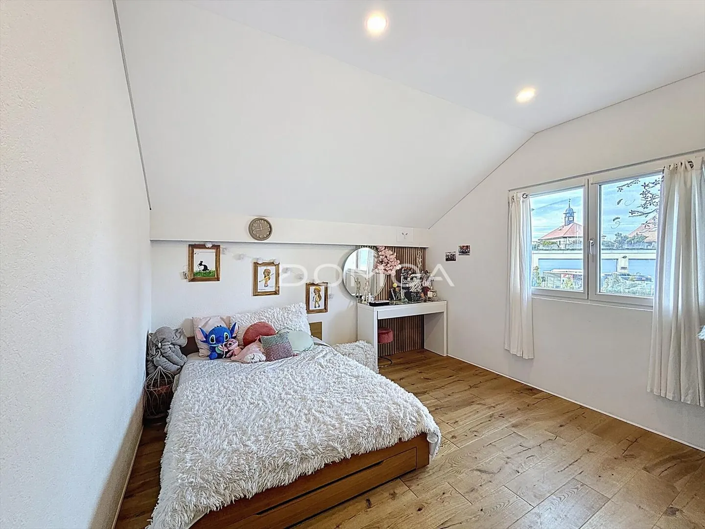 Spacious family villa with large garden and 4 bedrooms - Photo 5 of 11