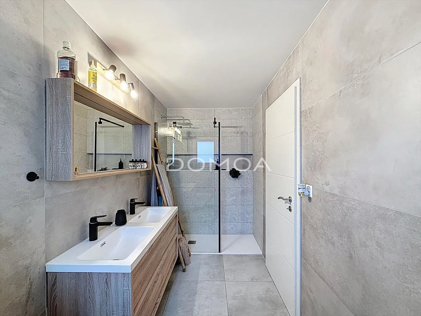 Spacious family villa with large garden and 4 bedrooms - Photo 8 of 11