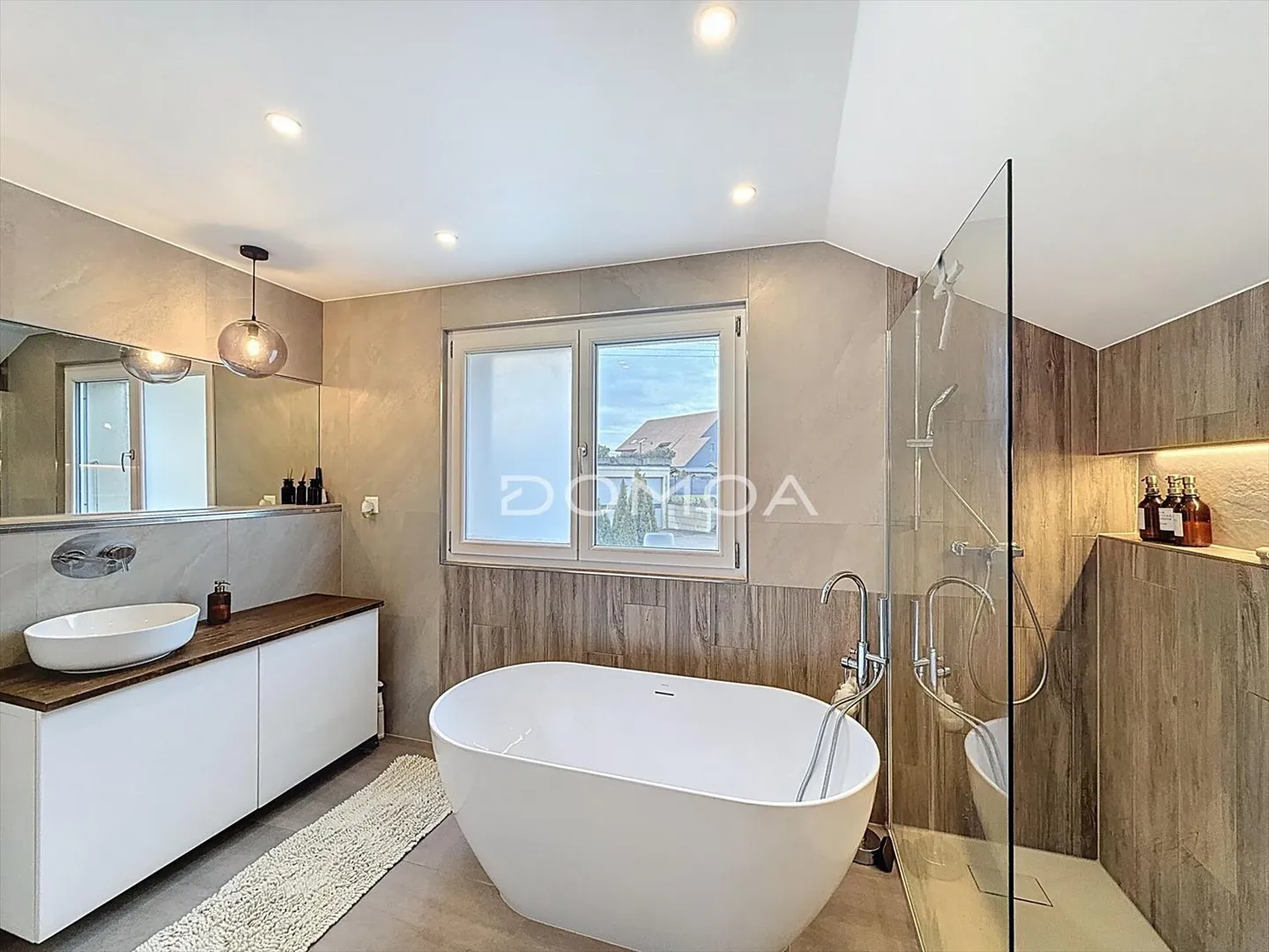 Spacious family villa with large garden and 4 bedrooms - Photo 9 of 11