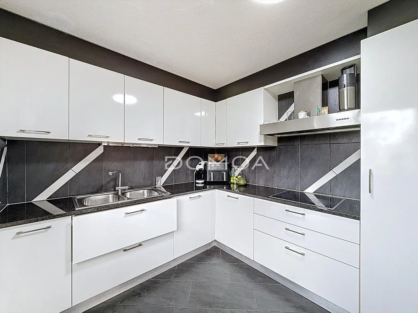 Spacious family villa with large garden and 4 bedrooms - Photo 2 of 11