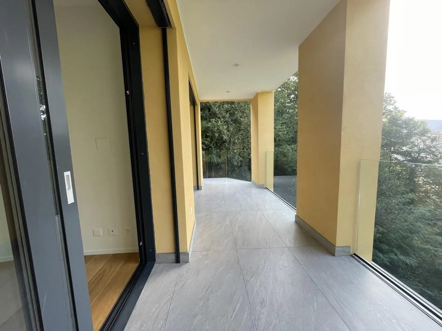 APPARTEMENT 3.5 PIÈCES AVEC SPLENDIDE VUE PANORAMIQUE - Photo 11 sur 13