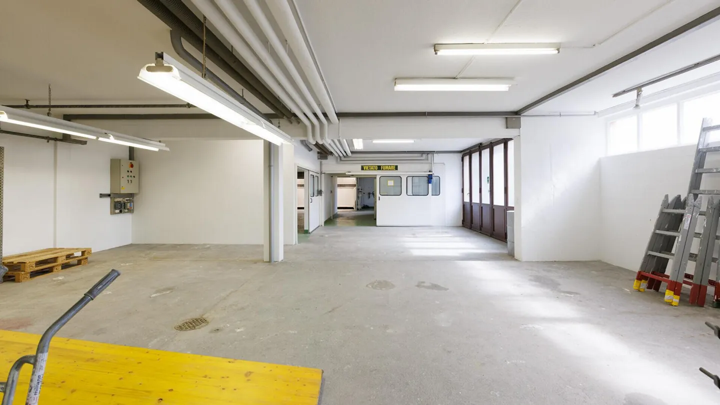 GRANDE SPAZIO ARTIGIANALE/COMMERCIALE 7.5 LOCALI A BALERNA - Foto 7 di 9