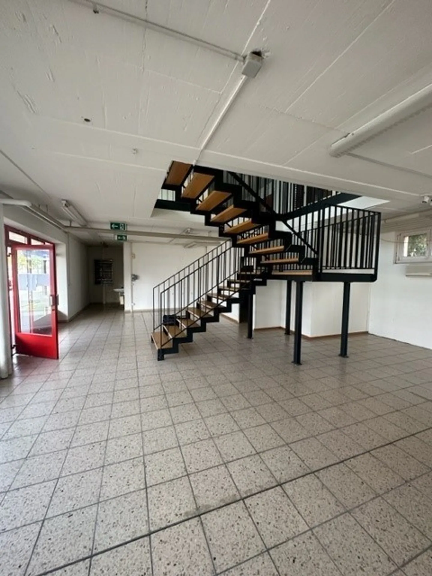 Commercial or office space in the center of Dietikon - Photo 3 of 11