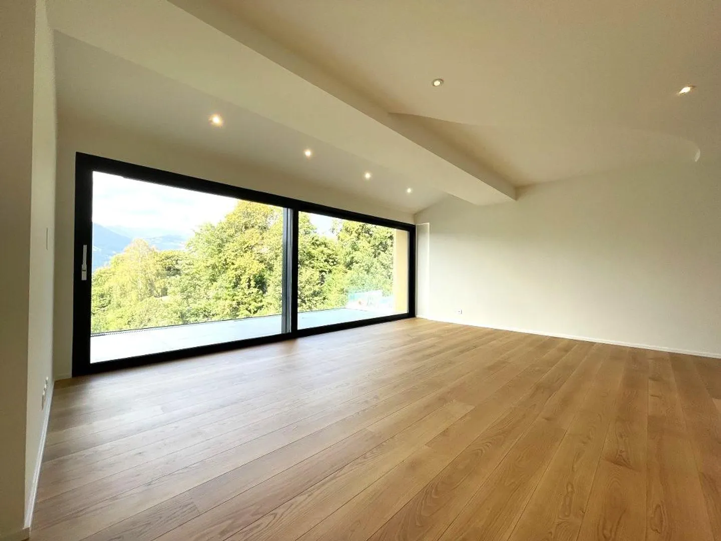 3,5-ZIMMER-WOHNUNG MIT WUNDERSCHÖNEM PANORAMABLICK - Foto 2 von 13