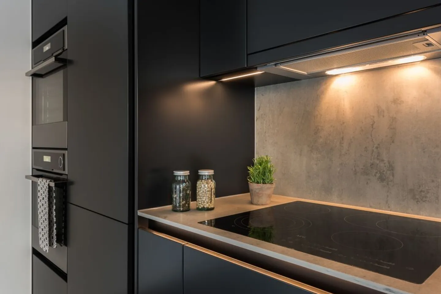 Appartamento Attico Elegante in un Edificio Ben Curato! - Foto 2 di 9