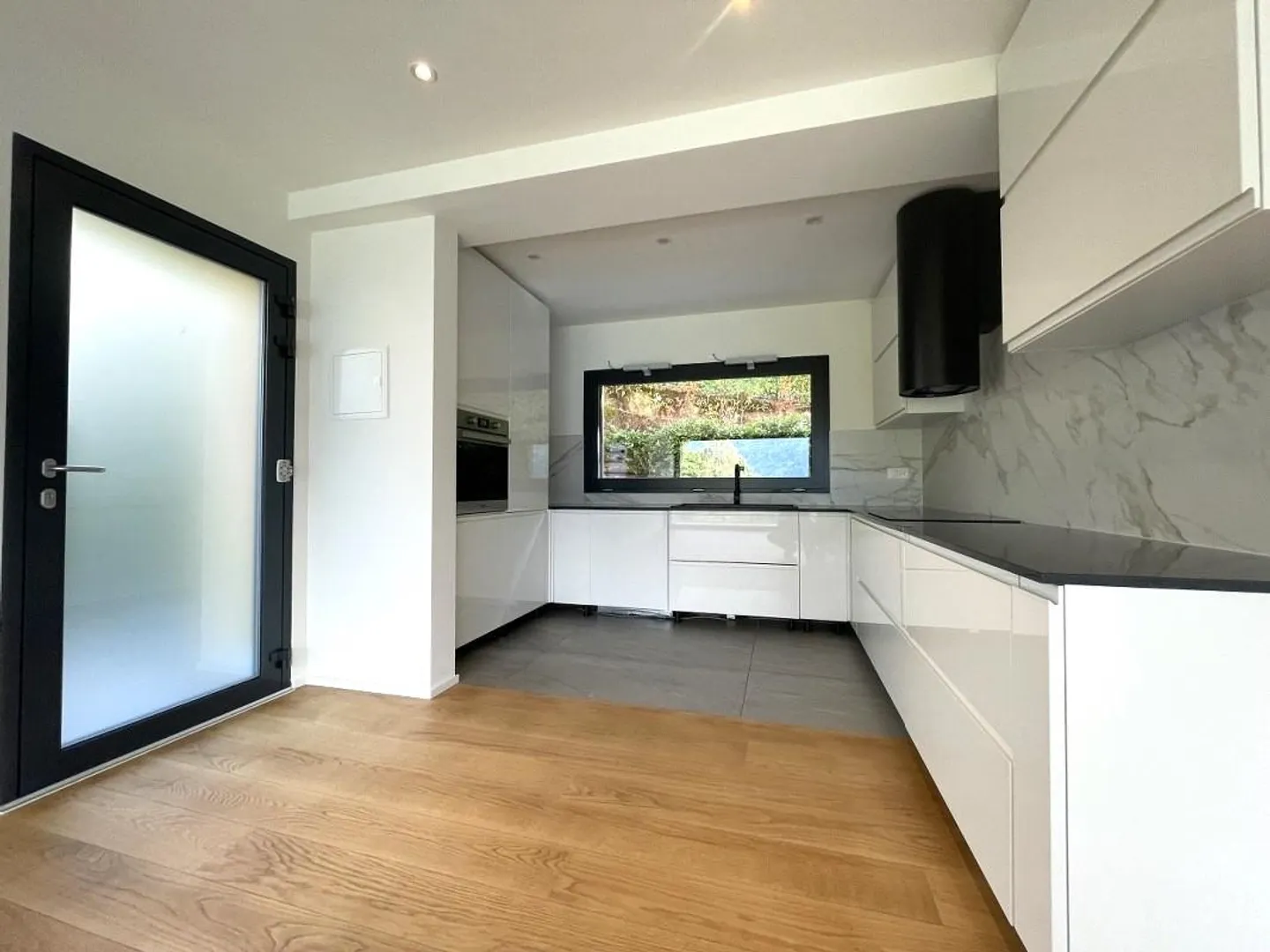 3,5-ZIMMER-WOHNUNG MIT WUNDERSCHÖNEM PANORAMABLICK - Foto 3 von 13