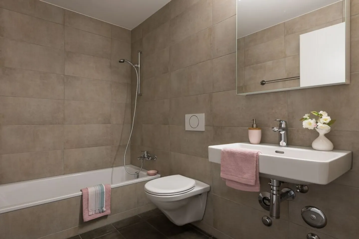 Appartamento Attico Elegante in un Edificio Ben Curato! - Foto 5 di 9