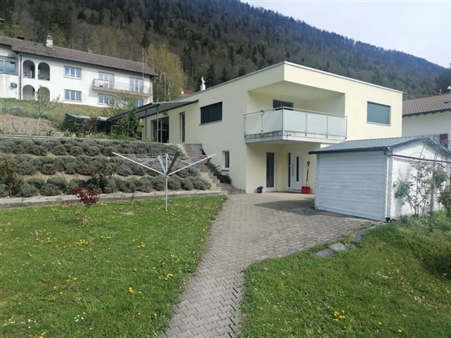 St-Imier, belle appartement de 2,5 pièces avec terrasse, garage, jardin - Photo 1 sur 10