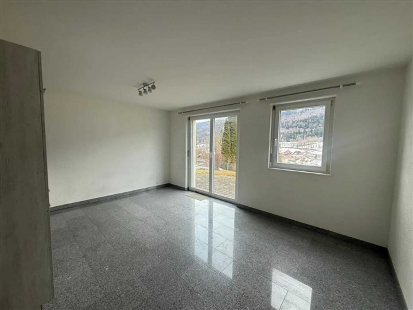 St-Imier, belle appartement de 2,5 pièces avec terrasse, garage, jardin - Photo 4 sur 10