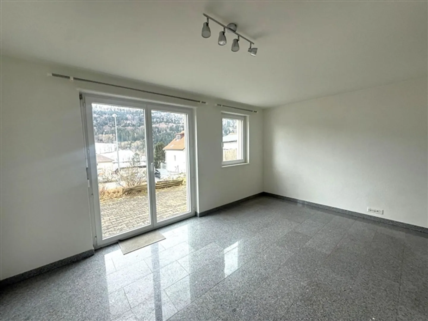 St-Imier, belle appartement de 2,5 pièces avec terrasse, garage, jardin - Photo 5 sur 10