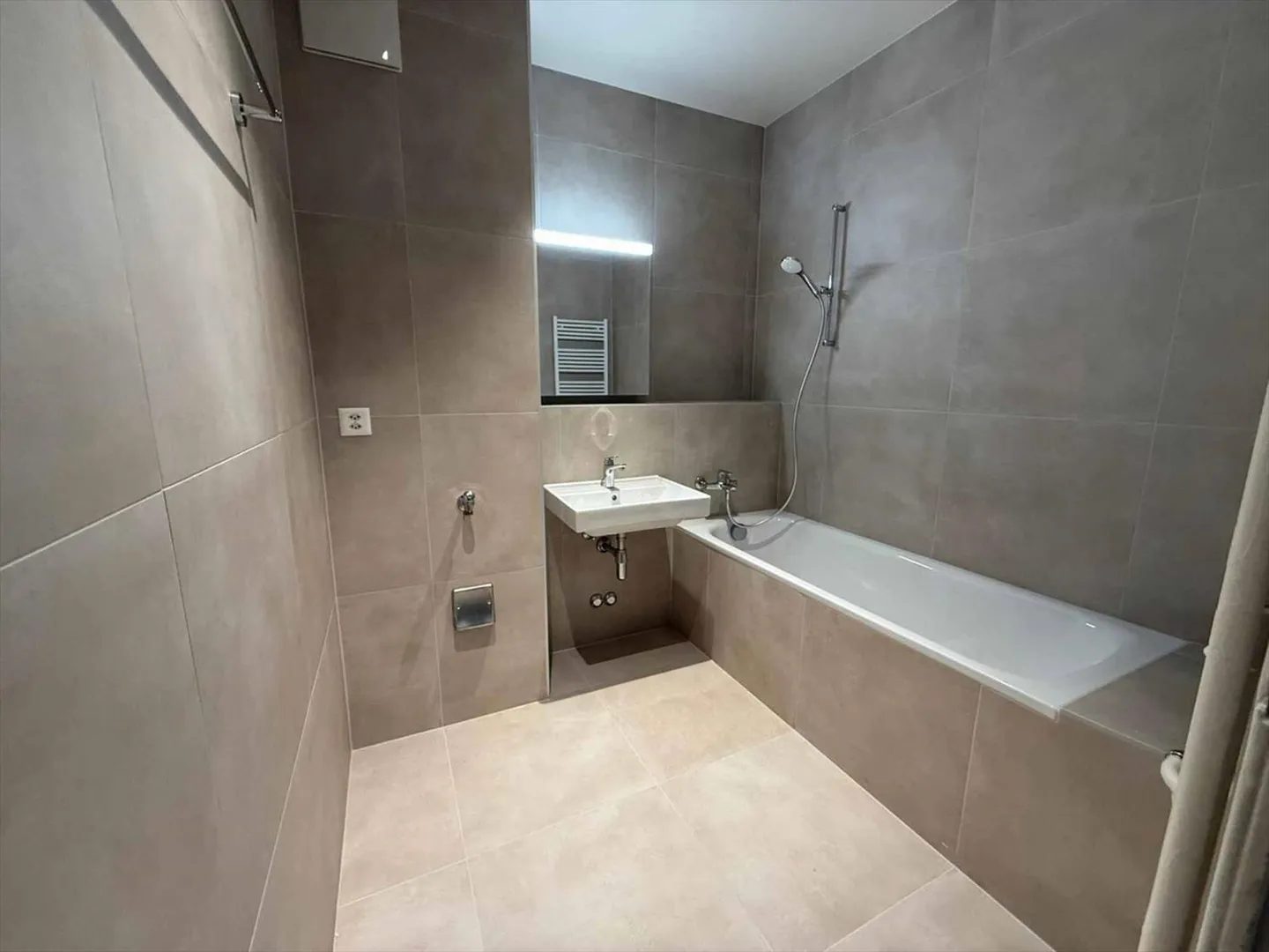 Appartamento 3 camere splendidamente ristrutturato in Rue de Lyon - Foto 4 di 6