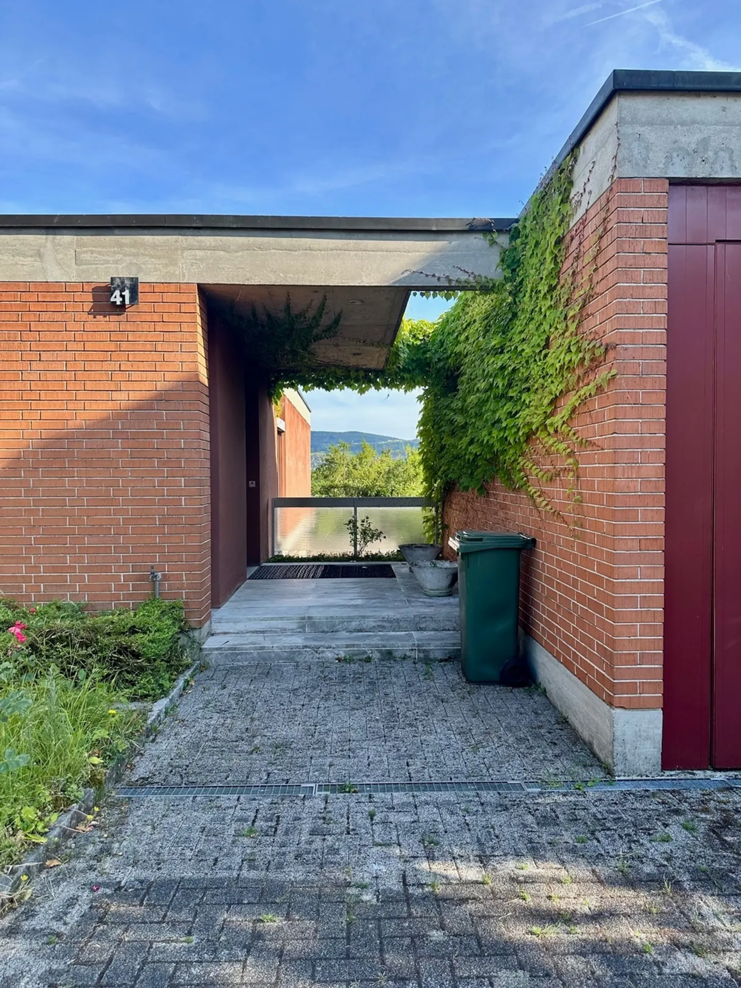 Architect's House with Far-Reaching Views in a Quiet Location in Reinach BL - Photo 2 of 29