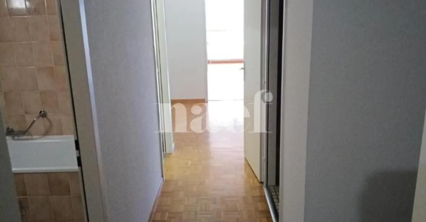 Appartement Charmant avec Balcons - Photo 2 sur 8