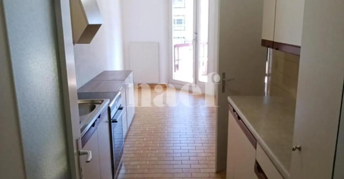 Appartement Charmant avec Balcons - Photo 3 sur 8