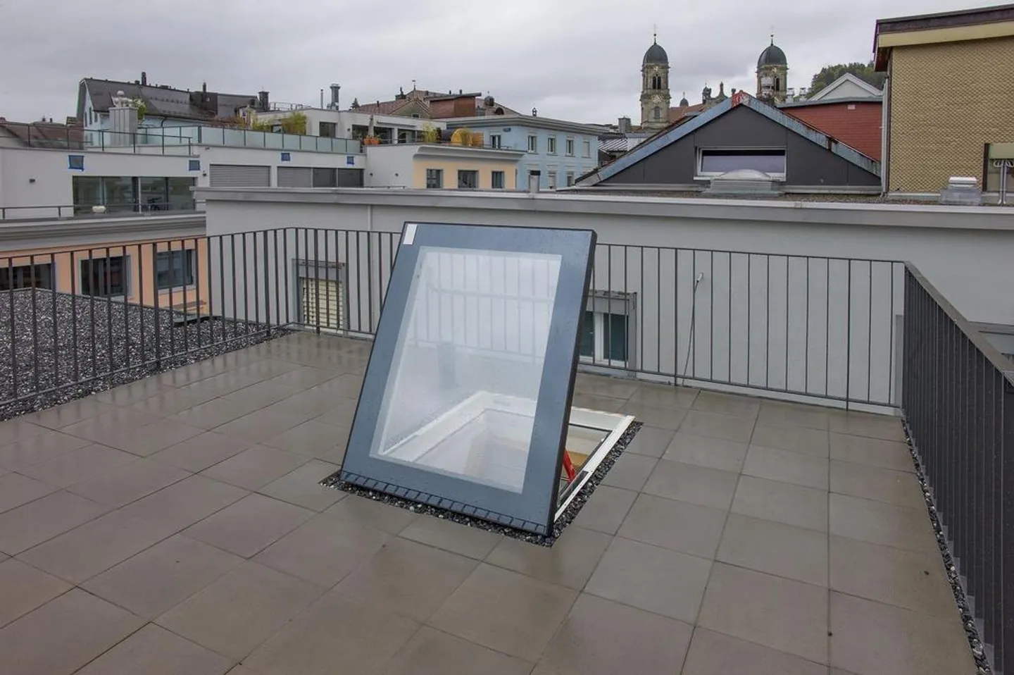 Modern Apartment with Terrace - Photo 4 of 9