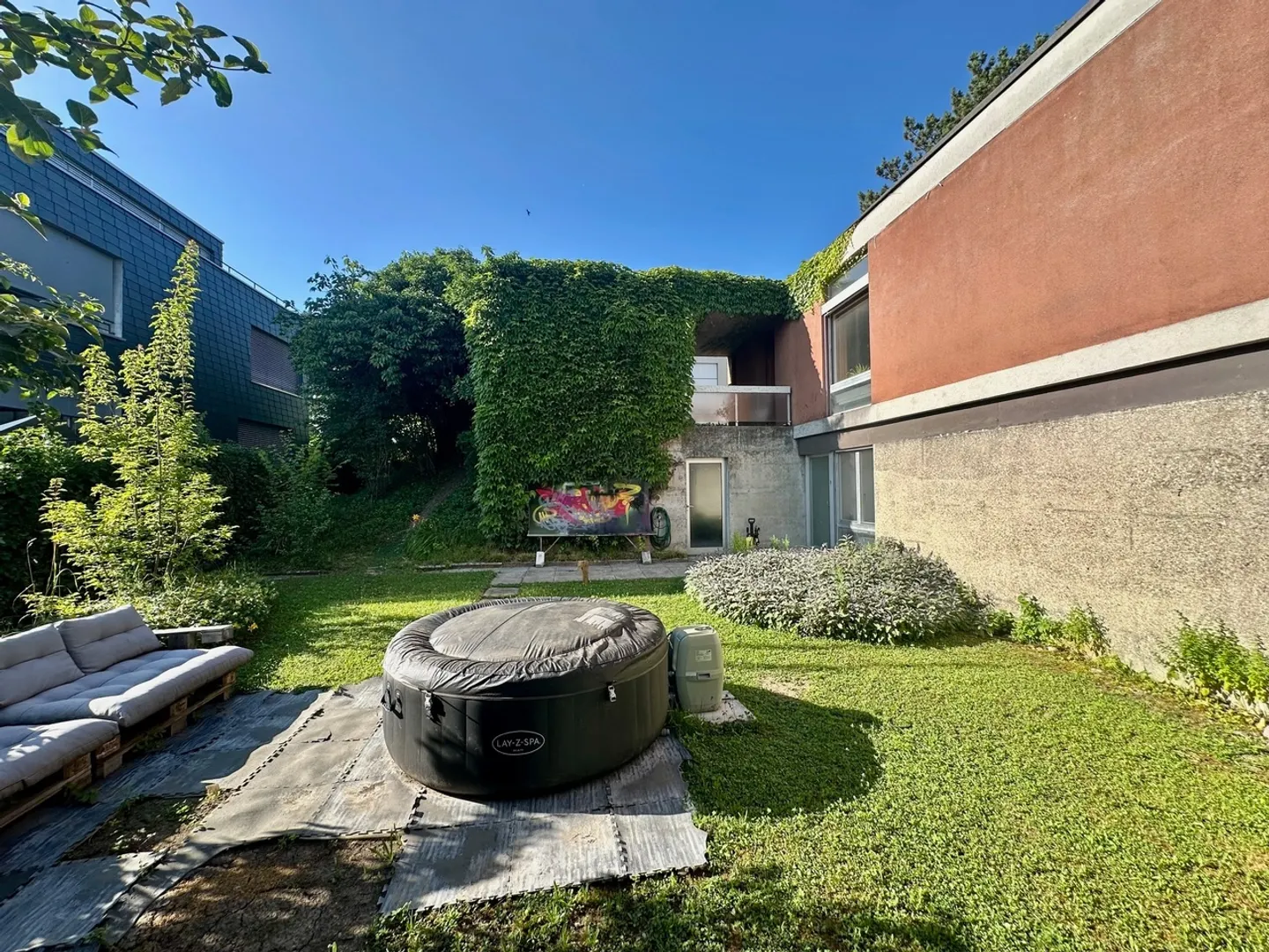 Architect's House with Far-Reaching Views in a Quiet Location in Reinach BL - Photo 25 of 29