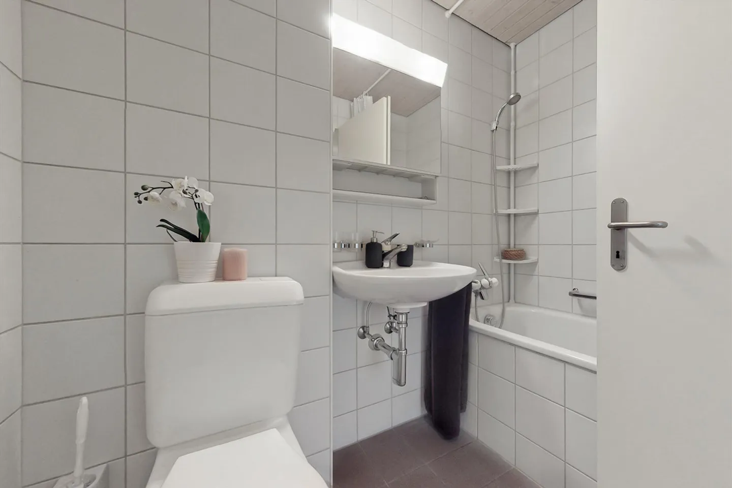 Small but fine apartment is looking for you - Photo 7 of 8