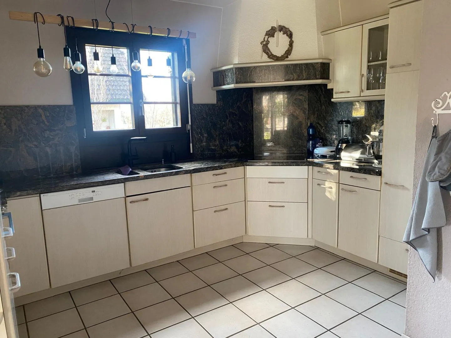 6.5 Room Single Family House in 2564 Bellmund - Photo 10 of 15