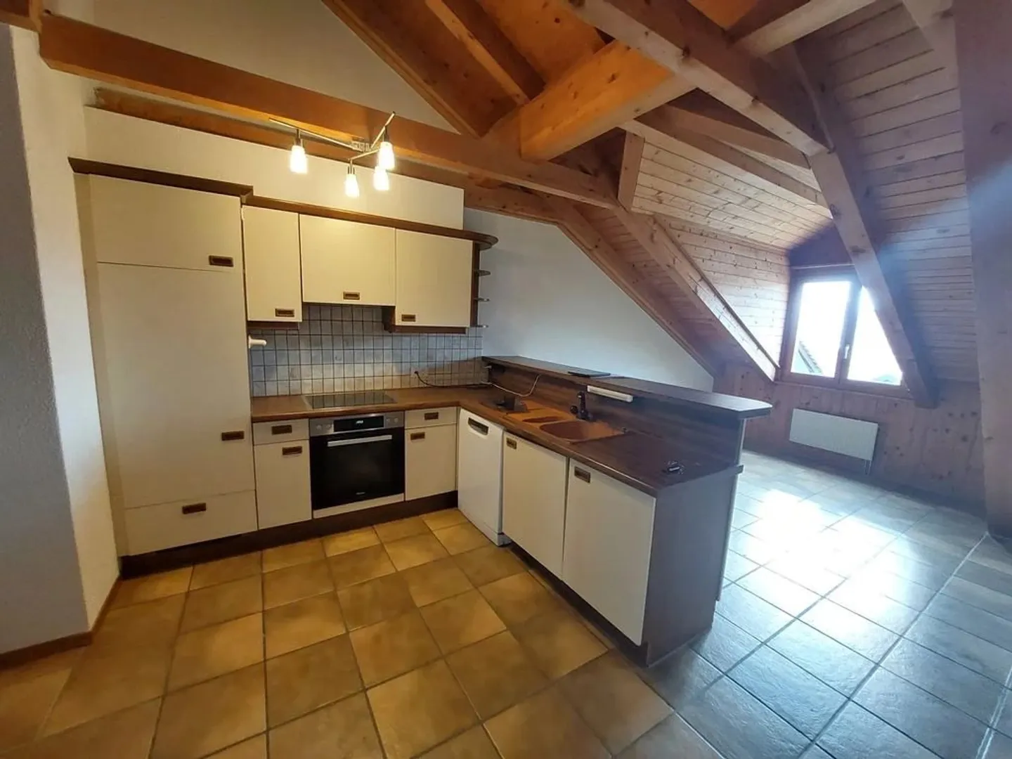 Charmant Appartement Sous Les Combles - Photo 3 sur 4